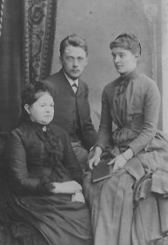 Nicolas et Sophie Gorboff avec Elizaveta Vassilievna Masloff, 1887, Moscou Archives familiales (c) 