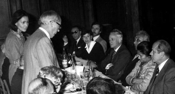 This image has an empty alt attribute; its file name is veil-e1543168708253.jpg