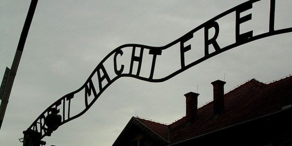 Auschwitz_gate_june2005-Muu-karhu-Wiki-CCBY25-OK